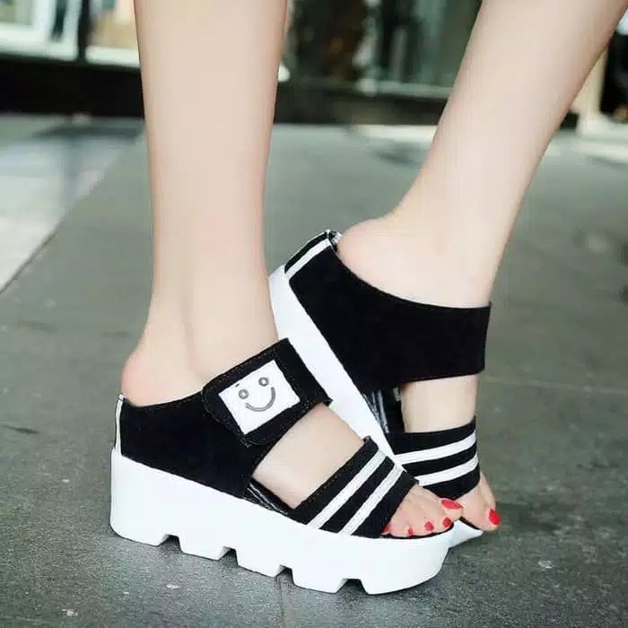 Wedges slop smile wanita