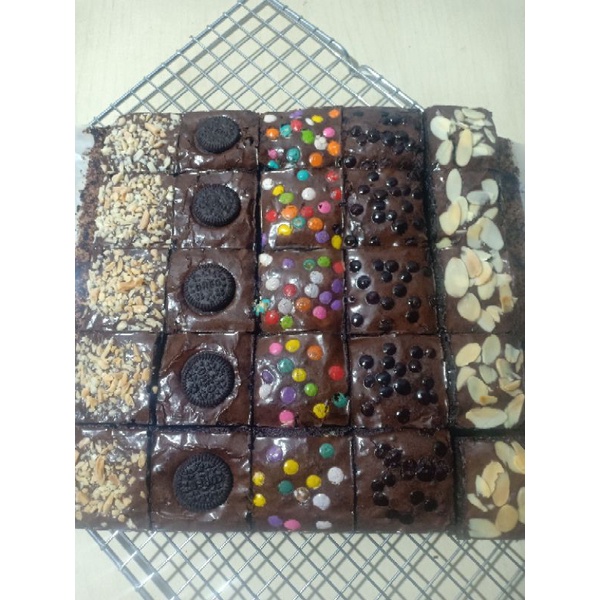 

BROWNIES FUDGY SHINY UKURAN 22 X 22 CM 25 PCS