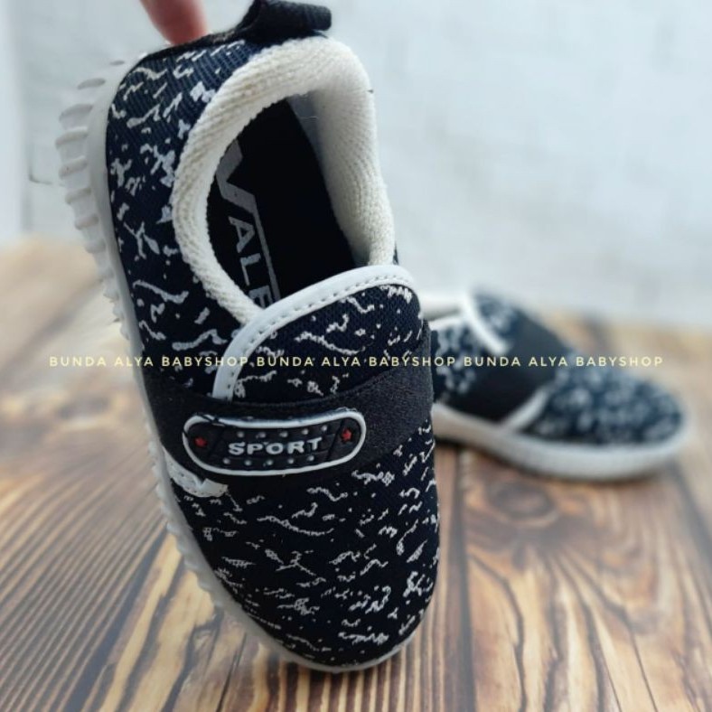 Sepatu Anak Sneakers Umur 1 2 Tahun HITAM - Sepatu Anak Sneakers Anti Licin Corak Alas Karet Size 22 - 23