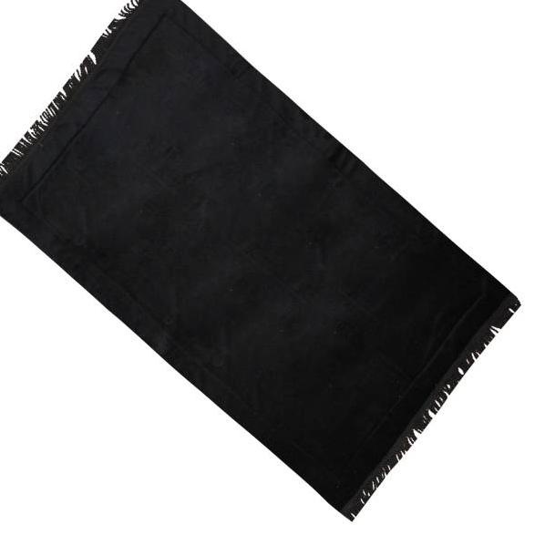 ➸ Sajadah hitam polos banget ❅