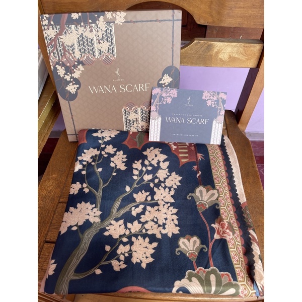 wana scarf wearing klamby