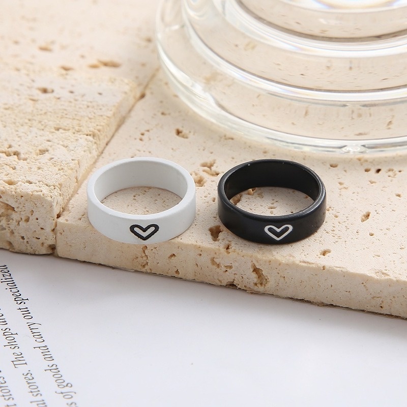 1 Pasang Cincin Pasangan Bahan Alloy Motif Ukir Hati Warna Hitam Putih Untuk Hari Valentine