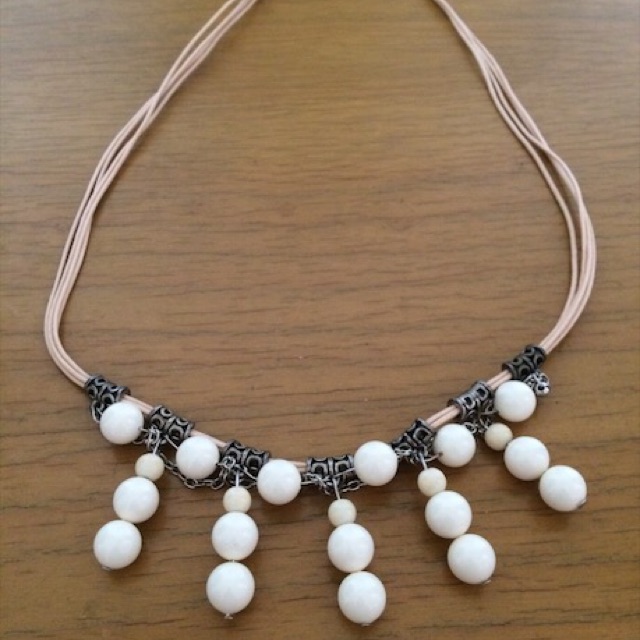 Kalung Batu Putih Besar Kecil