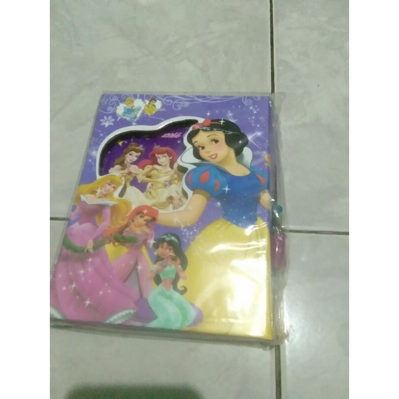 

Buku diary kecil berkarakter princess dilengkapi gembok