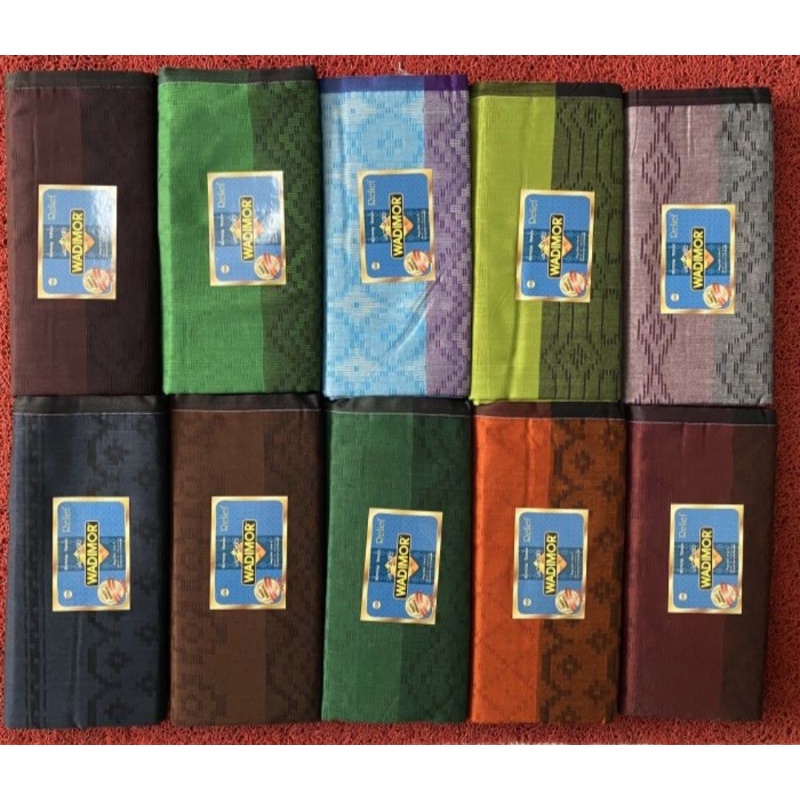 sarung Wadimor motif relief doby