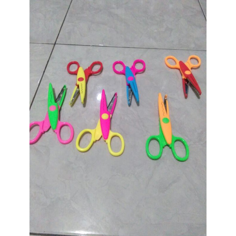 

Gunting zig zag anak ada besi
