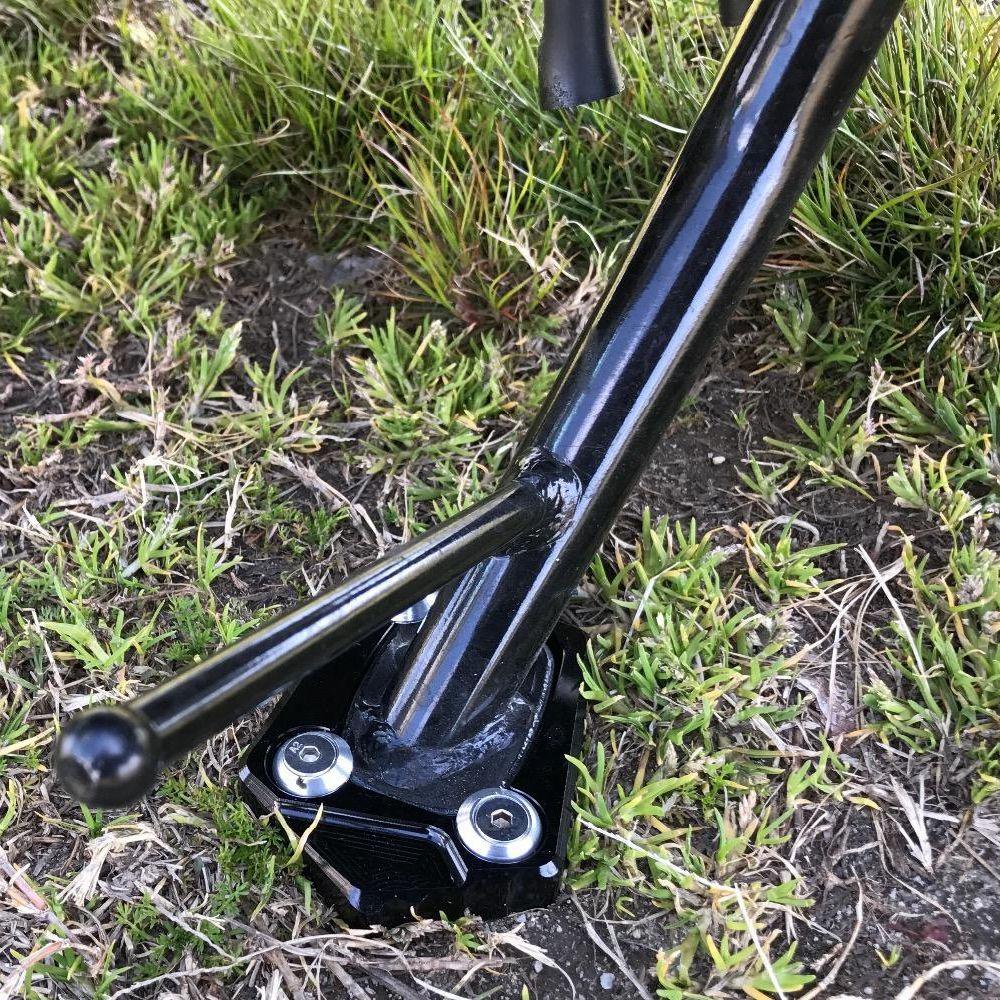 Populer Pad Pembesar Ekstensi Kaki Baru Kickstand Penyangga Kaki Side Kick Stand Untuk KAWASAKI Versys650 10-17