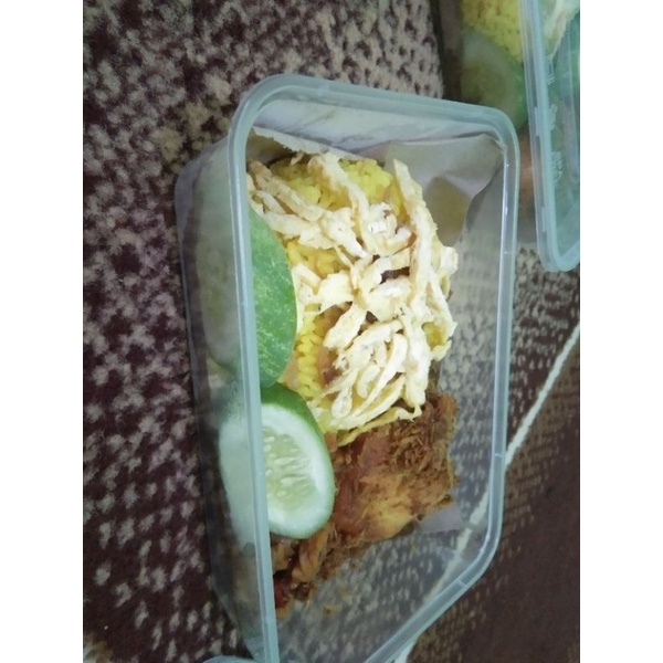 

Nasi kuning Ayam goreng serundeng/Mika/steropom