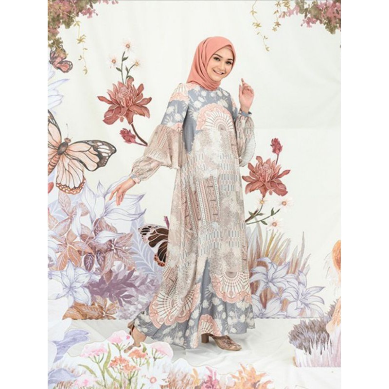 nada dress wearing klamby