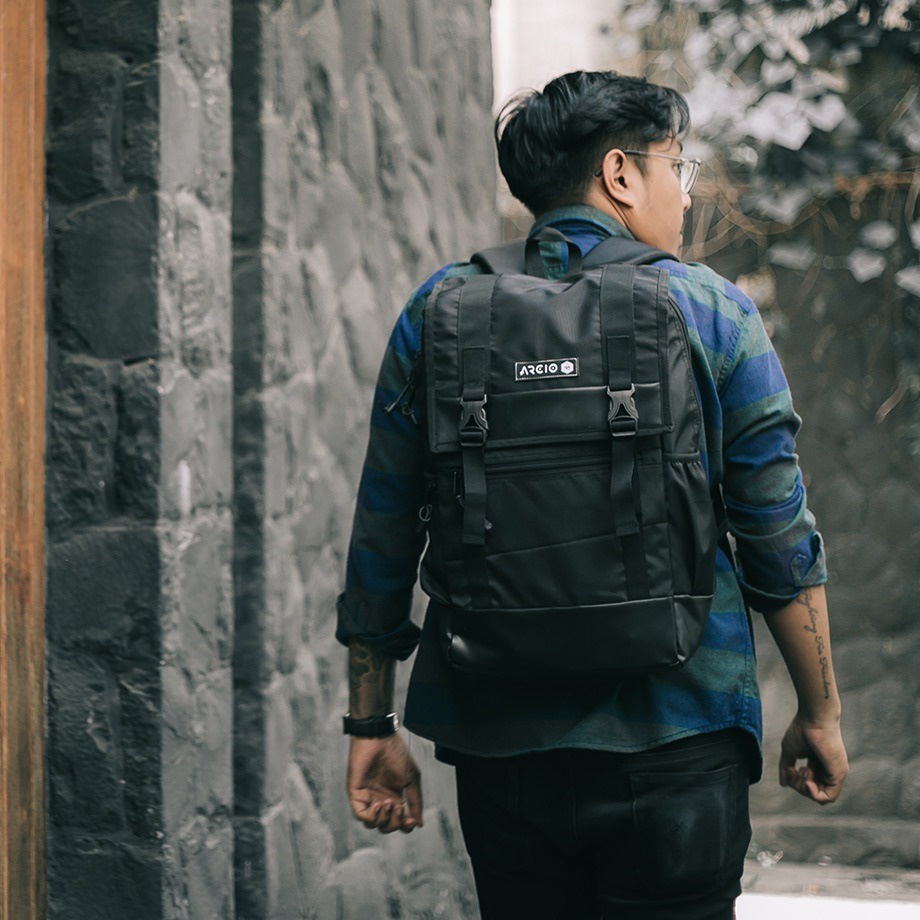 JASON BLACK ORIGINAL x ARCIO Tas Ransel Casual Hitam Pria Daily Backpack Kuliah Kampus Kerja Kantor Sekolah SMA SMK Remaja Dewasa Tas Punggung Laptop Ukuran Besar 14 Inch Bagpack Distro Premium Outdoor Travel Traveling Bag Keren Terbaru Kekinian Branded