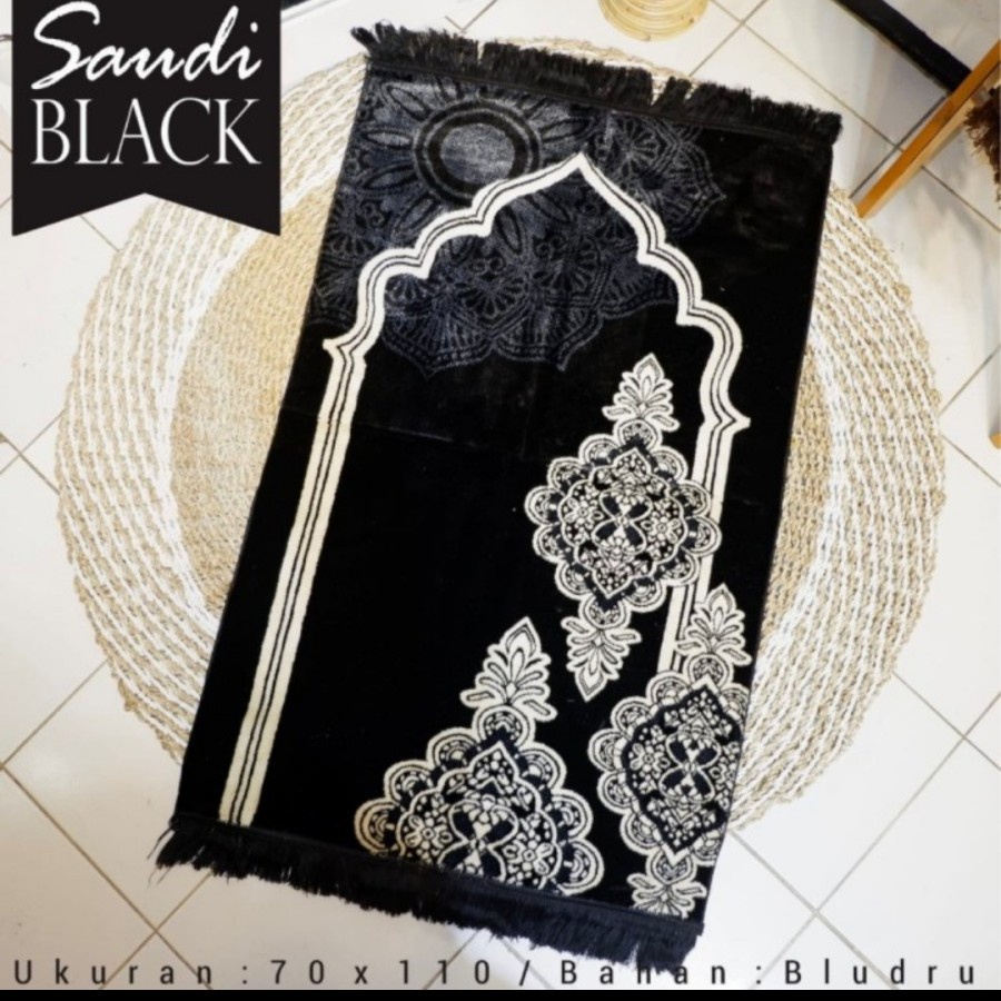 sajadah saudi hitam bahan bludru tebal ukuran 70 x 110 cm