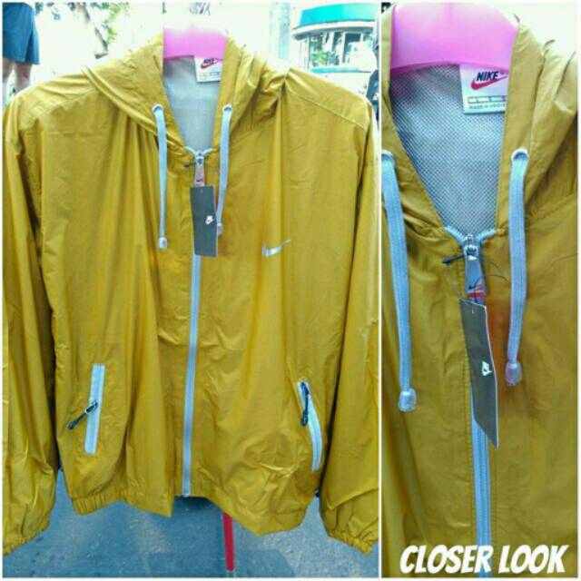 Jaket running NIKE waterproof gold