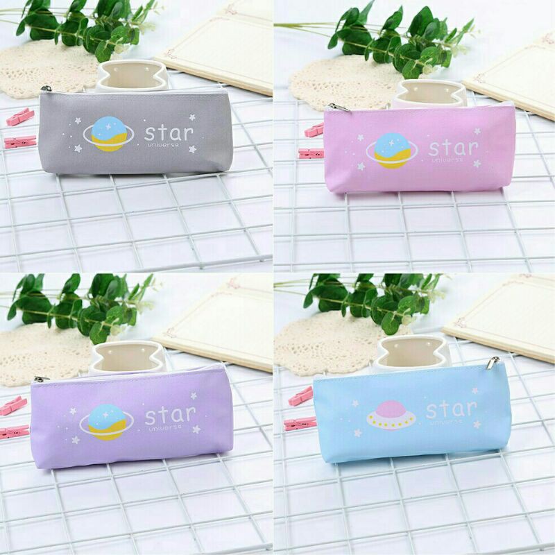 

TEMPAT PENSIL / TEMPAT PENSIL UNIVERSE / KOTAK PENSIL / POUCH / POUCH TRANSPARAN / STATIONERY