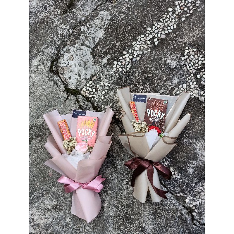 

Buket bunga edelweis + coklat + pocky
