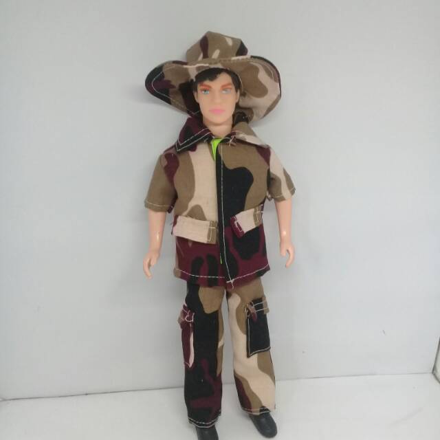 Koleksi busana armi dengan bonekanya