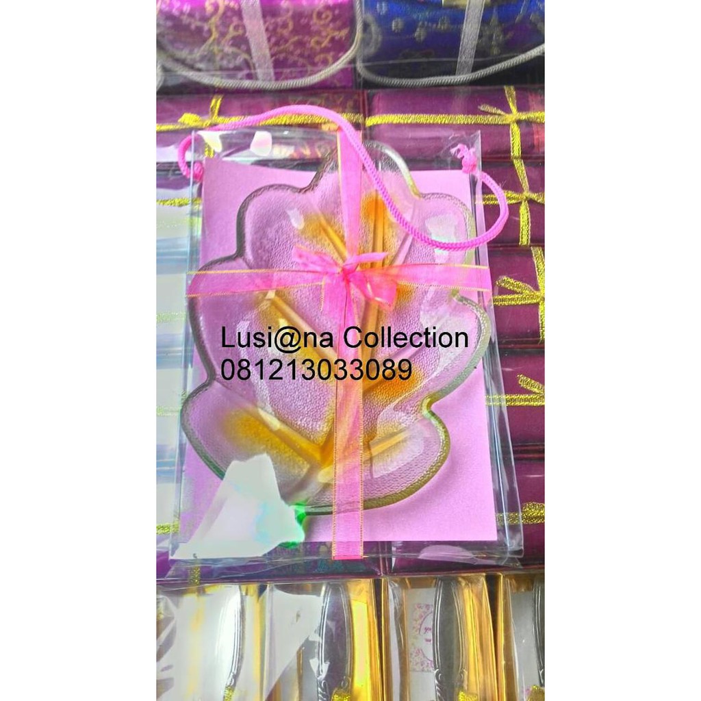 

Souvenir Pernikahan Piring Daun + Mika + Pita + Tali