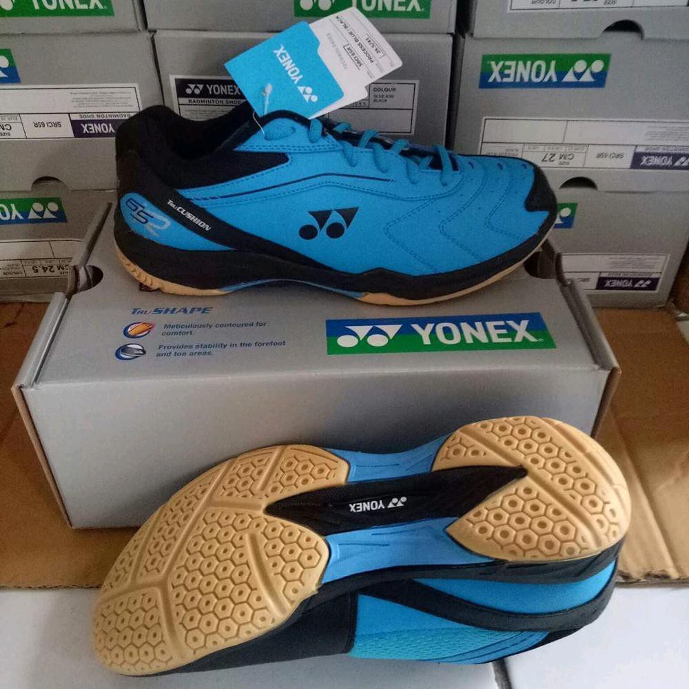 Vektor Tegak Gambar Sepatu  Badminton  Yonex 