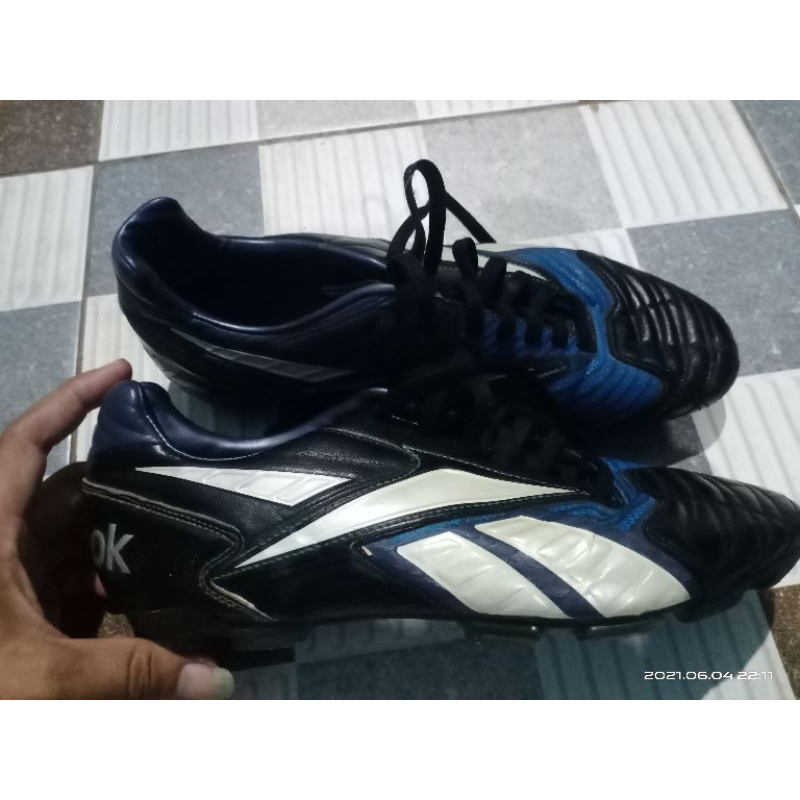 sepatu bola Reebok
