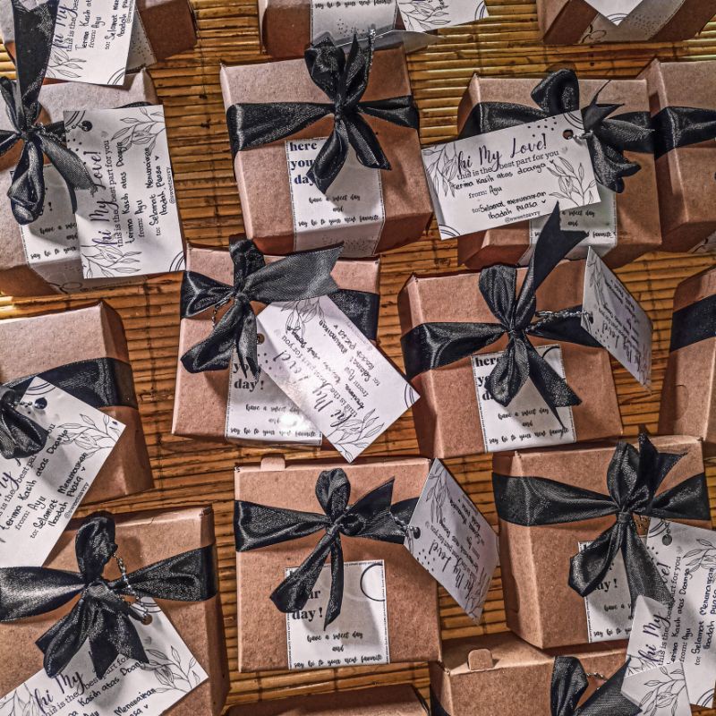 

added topping, hiasan, pita, bag, greeting card