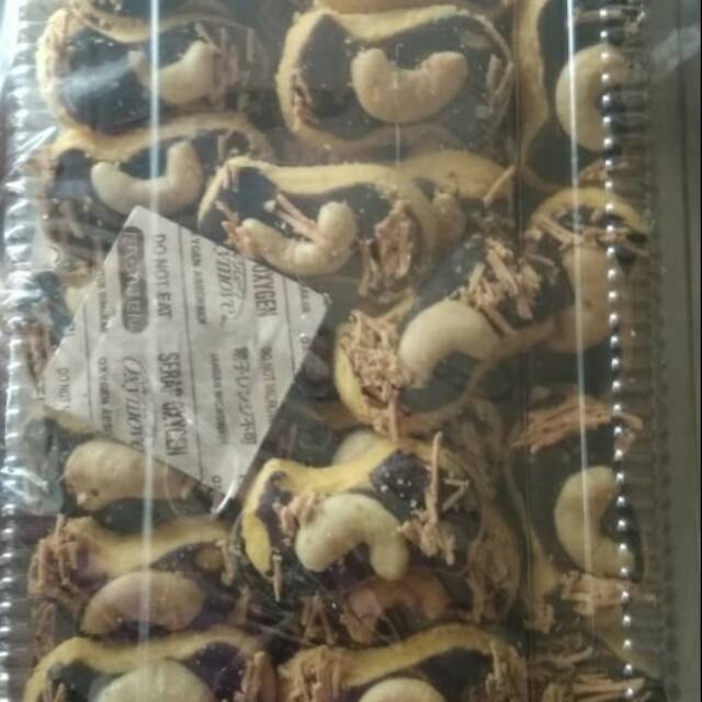 

Kue kering, coklat dan kacang mente