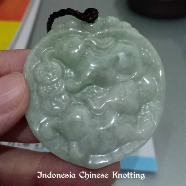Liontin Giok Kelinci Kembar 100% Natural Jadeite Grade A Bersertifikat