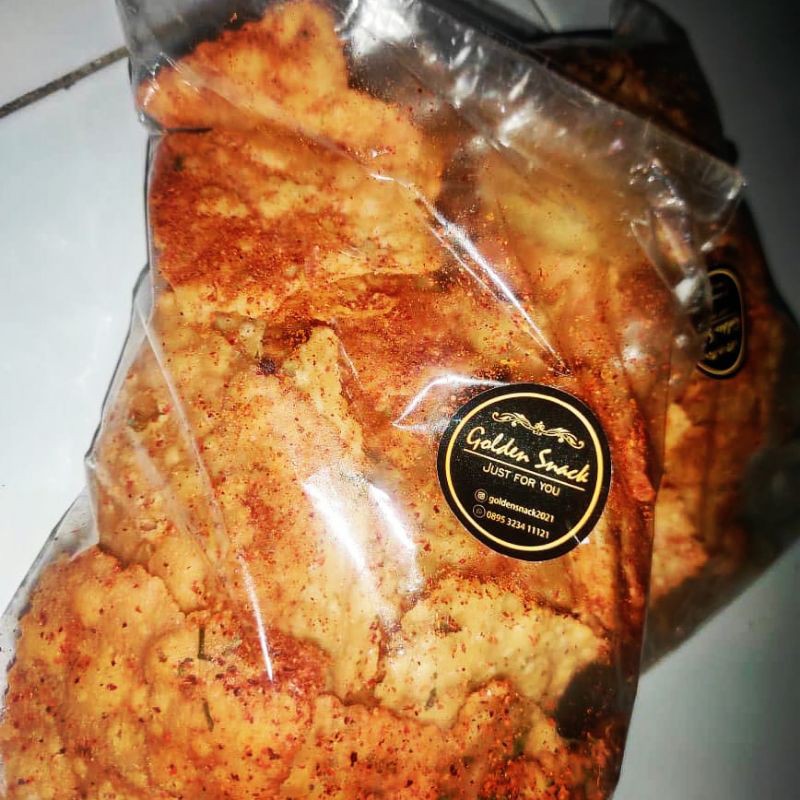 

Golden Snack - Pangsit / Keripik Bawang Renyah Rasa Pedas Daun Jeruk 1/4 Kg