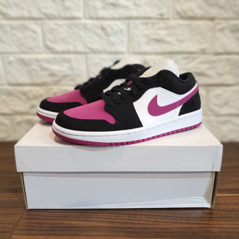 NIKE WMNS AIR JORDAN 1 LOW  BLACK CACTUS FLOWER