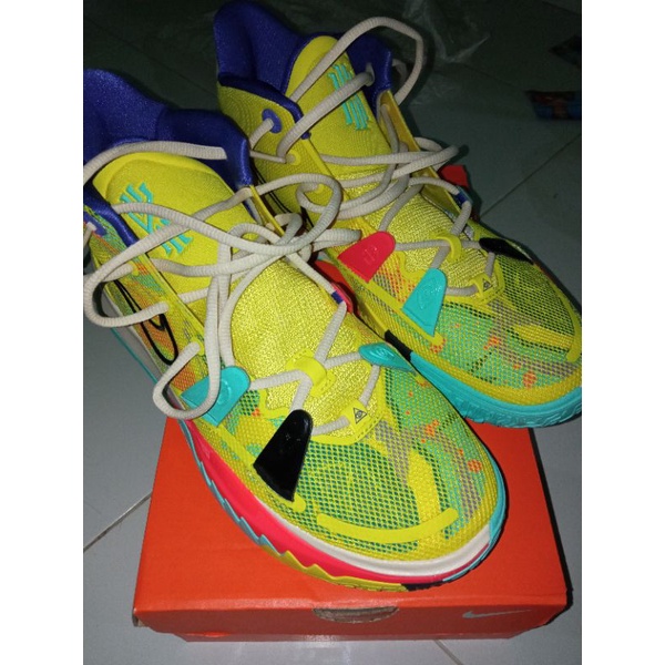 KYRIE 7 1 WORLD 1 PEOPLE ORI 44,5 ( SCOND)