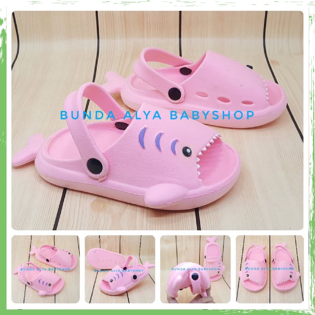 Sendal Anak Perempuan IMPORT Usia 3 4 5 Tahun Baby Shark Lentur Elastis - Sepatu Sandal Slop Anak Cewek Model Ikan Lucu PINK Sendal Anak Cowok Cewek Kret Anti Licin Sendal Slop Anak Tali Belakang Nyaman Dipakai Size 24-28