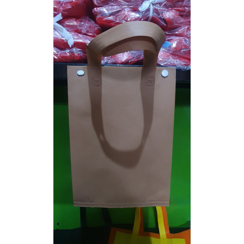 

goodie bag/tas spunbond/tas souvenir custom sablon ukuran 25x35