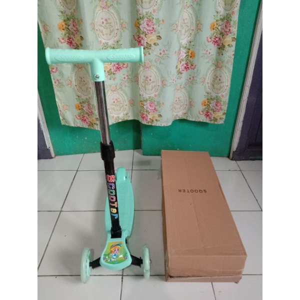 Scooter anak roda 3 Kickboard Scooter Scooter ban nyala Skuter Anak Otoped Lampu roda 3 Skuter Anak LED