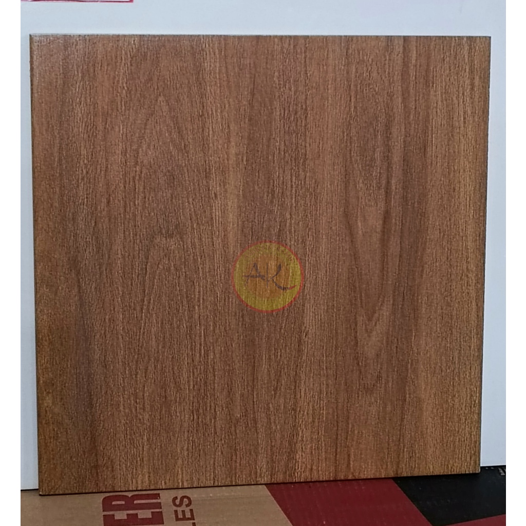 Keramik Lantai Kasar Motif Urat Kayu Matt Timbul 40x40 Resort Brown