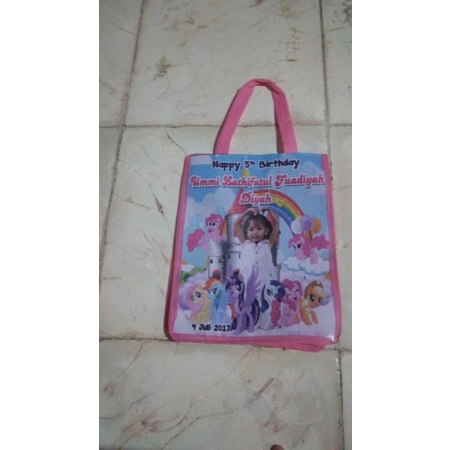 

TAS ULTAH SABLON CANTIK