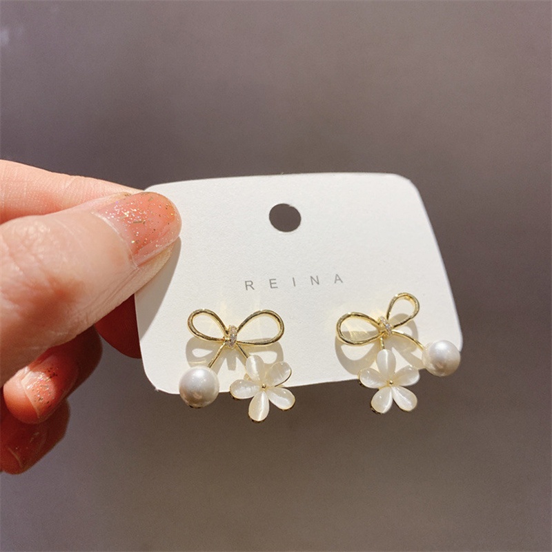 Anting Tusuk Motif Bunga Hias Mutiara / Berlian Imitasi Ala Korea Untuk Wanita