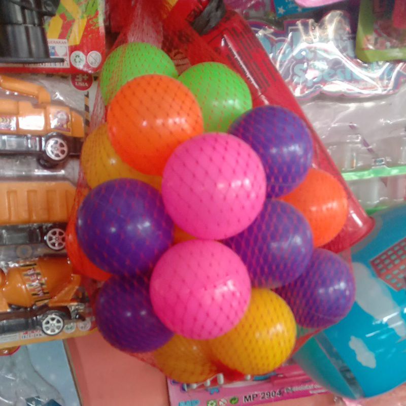 bola plastik kecil