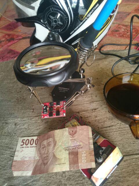 Alat Pegangan Solder Dan Kaca Pembesar