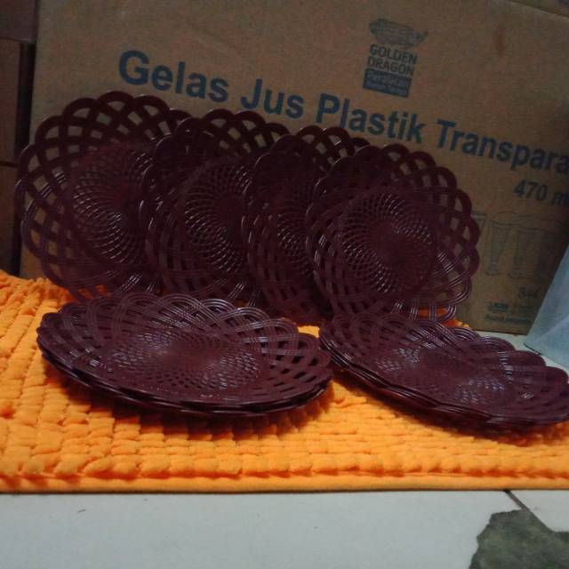Piring plastik motif anyam lidi