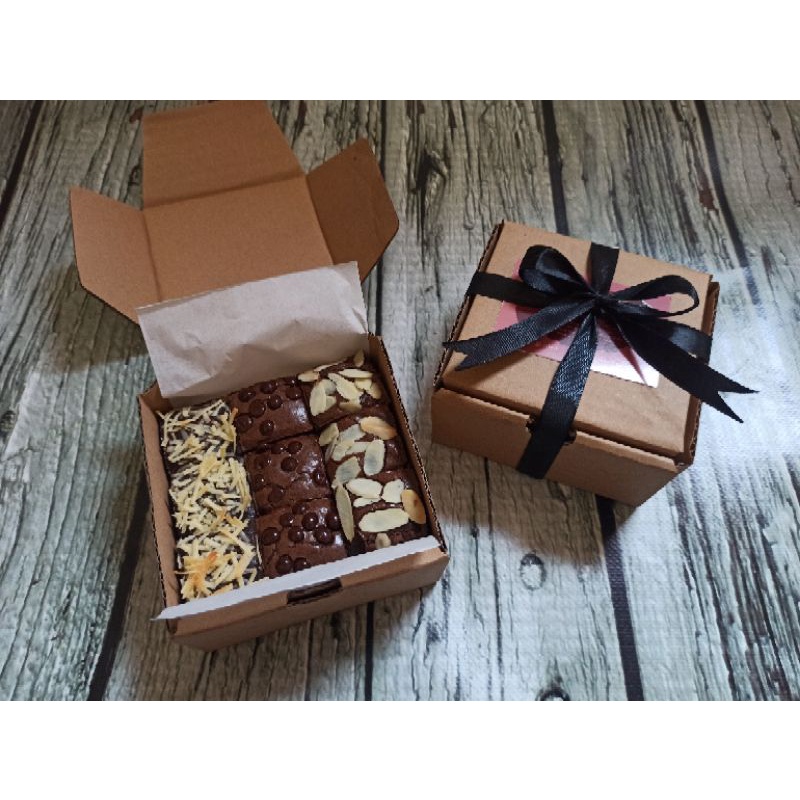 

FUDGY BROWNIES 10x10 (9 SLICE) | BISA CUSTOM TOPPING DAN TULISAN