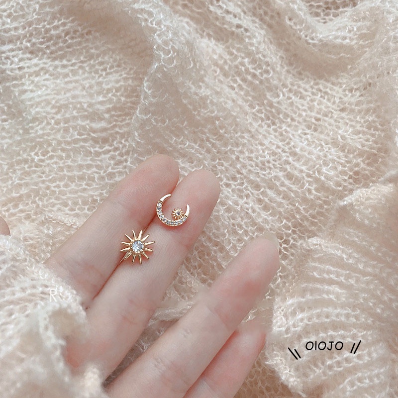 Anting Tusuk Asimetris Lapis Silver / Gold Model Matahari / Bulan Sabit Untuk Wanita ol2