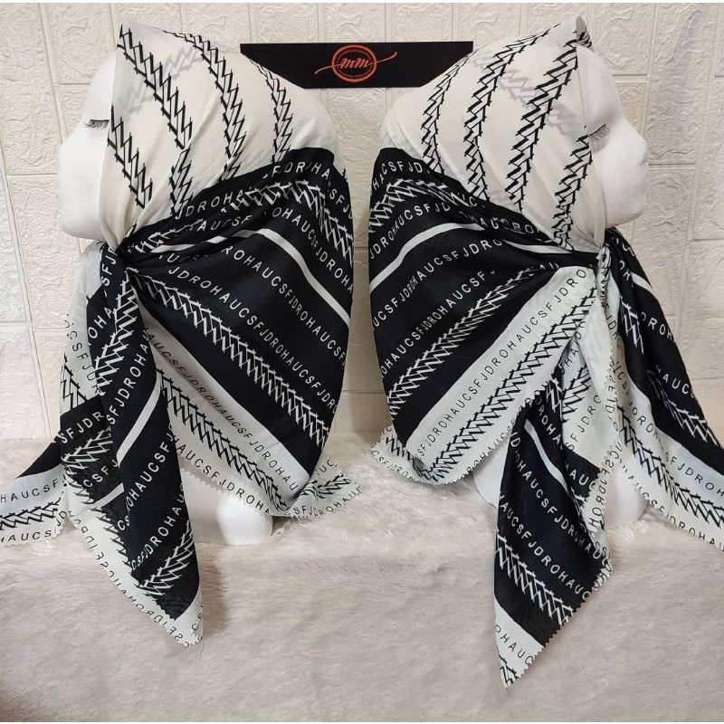 DEENAY KW HIJAB MOTIF ABJAD ZIGZAG HITAM PUTIH MM COLLECTION BY nanda_sus