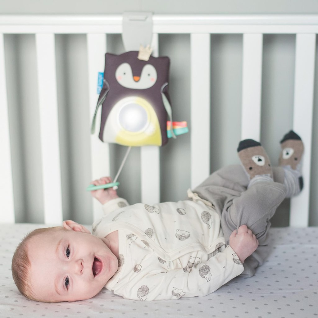 Taf Toys Prince the Penguin Baby Soother - Lampu dan Melody Tidur Anak Bayi - Dilengkapi dengan Lagu Motorik