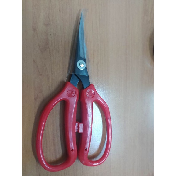 

gunting jahit merah besar