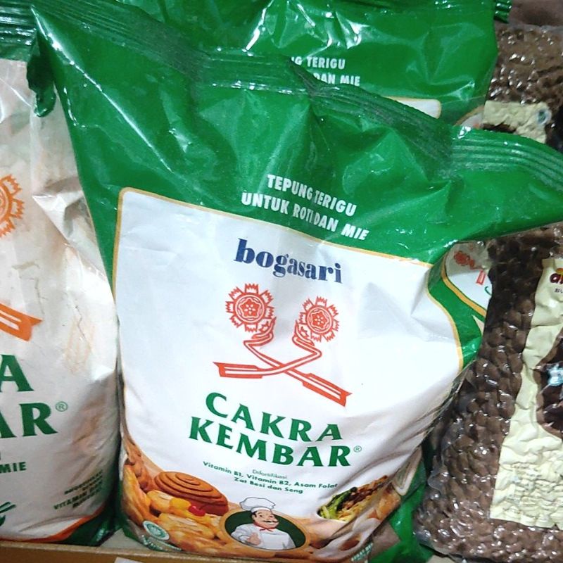 

tepung terigu cakra kembar premium 1kg
