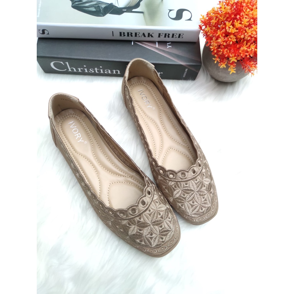 IVORY Sepatu Wanita Flat Import Full Bordir KT820-5