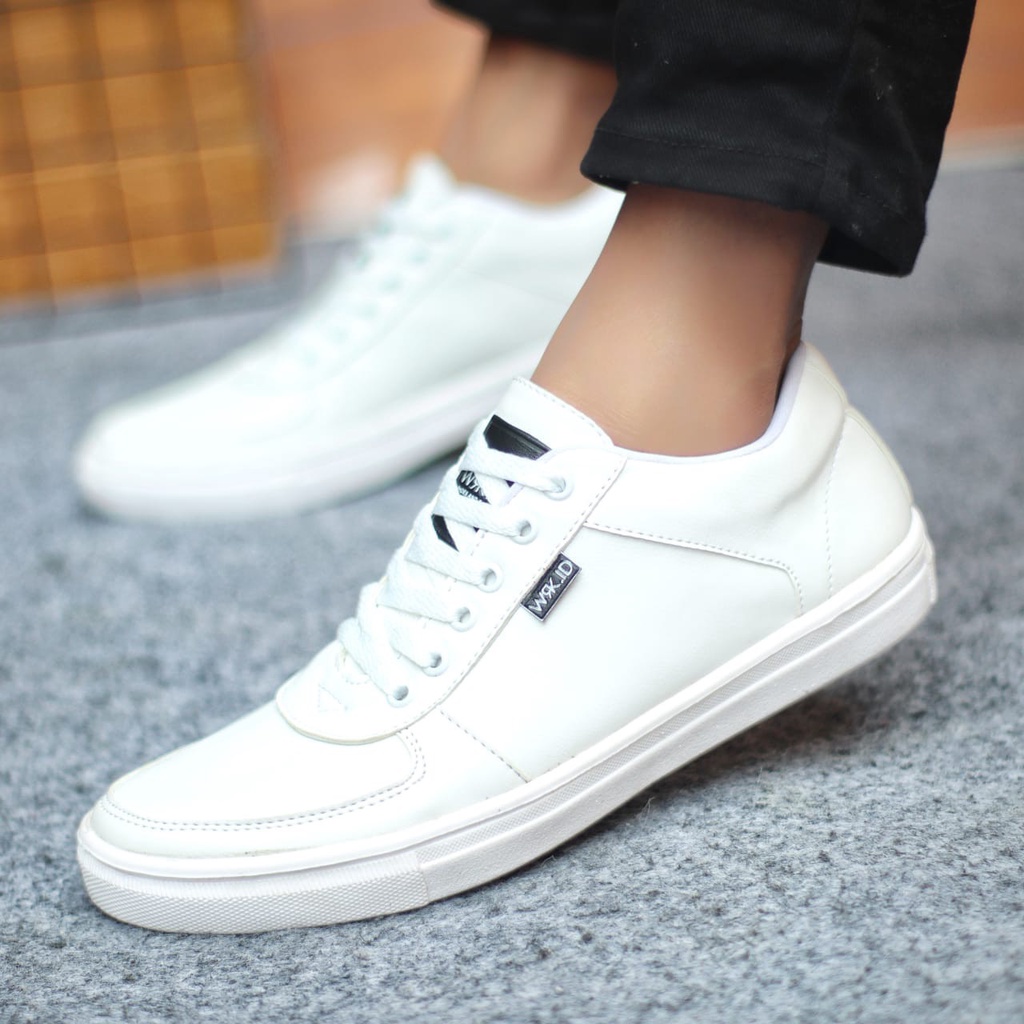 MOLK Sepatu Kasual Sneaker Putih Simple Murah Sporty Trendy Kekinian Original Distro