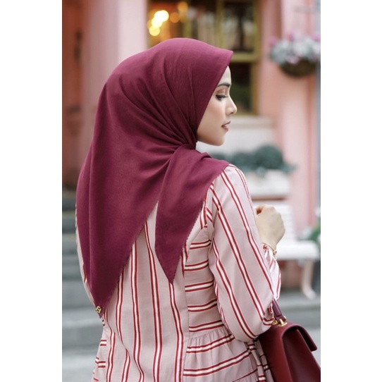 Buttonscarves Tapis Embossed Square - RUBY