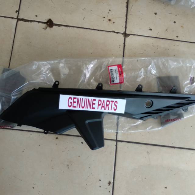 Sambungan Body Kiri Cover Step Vario 110 Karbu Lama 83620-KVB-900 Original Ahm
