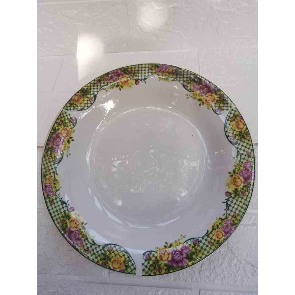 Piring makan omega cekung 9.25 inch/2 3.5cm motif bunga mahkota hijau BPiring makan omega cekung diameter 9.5inch/23.5cm bit keramik Warna : Putih dengan motif Bunga merah Bahan : Keramik Biasa digunakan untuk makanan berkuah Cocok untuk restaurant,hotel,