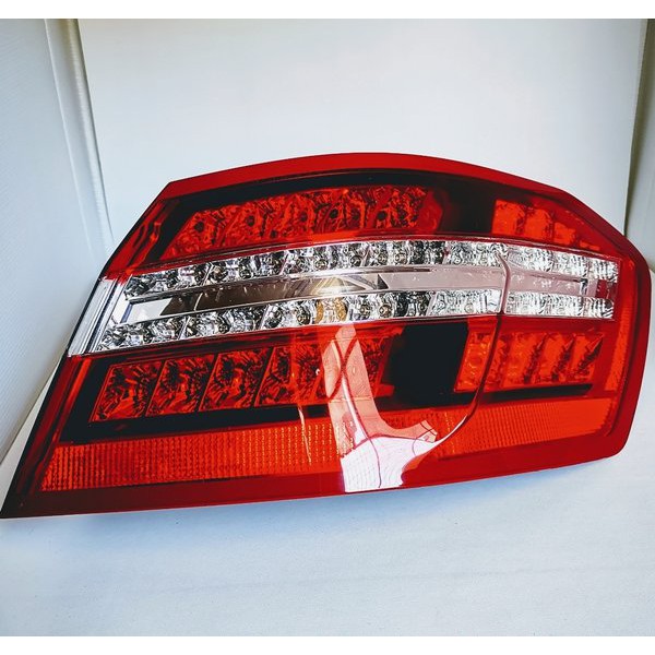 ORIGINAL W212 Mercedes E Class Lampu stop lamp Kanan. Copotan kondisi mika mulus tanpa baret. OEM