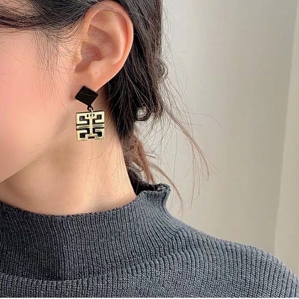 Anting Pejantan Hitam Retro Hong Kong Gaya Berlian Anting Pejantan2023An Anting Pejantan Logam Wanita Korea Baru